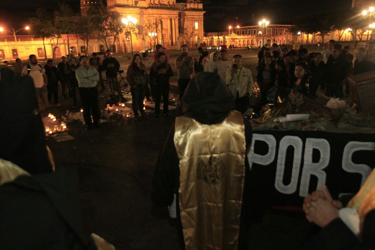 También llegó un grupo de profesionales egresados de la Universidad de San Carlos (Usac) para anunciar el inicio de las actividades de la Huelga de Dolores y llamar a la unidad de los guatemaltecos.