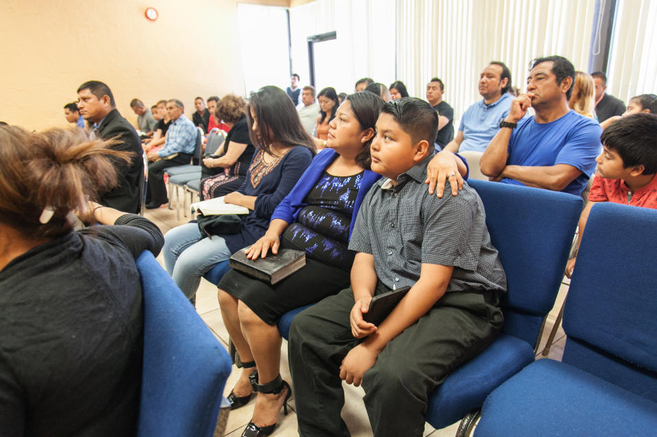 Maty y Jimmy en la iglesia donde acuden con regularidad. (Foto Prensa Libre: Univisión).