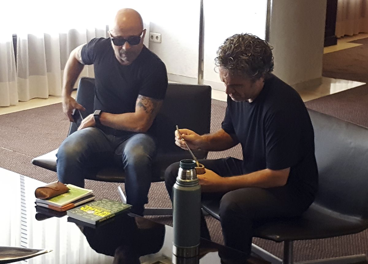 Sampaoli en el hotel donse se aloja a la espera del cierre de su contrato. (Foto Prensa Libre: EFE)