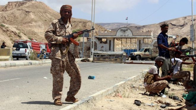 Militares refurezan la seguridad después de los ataques contra la base en Mukalla.(Foto Prensa Libre: AFP)