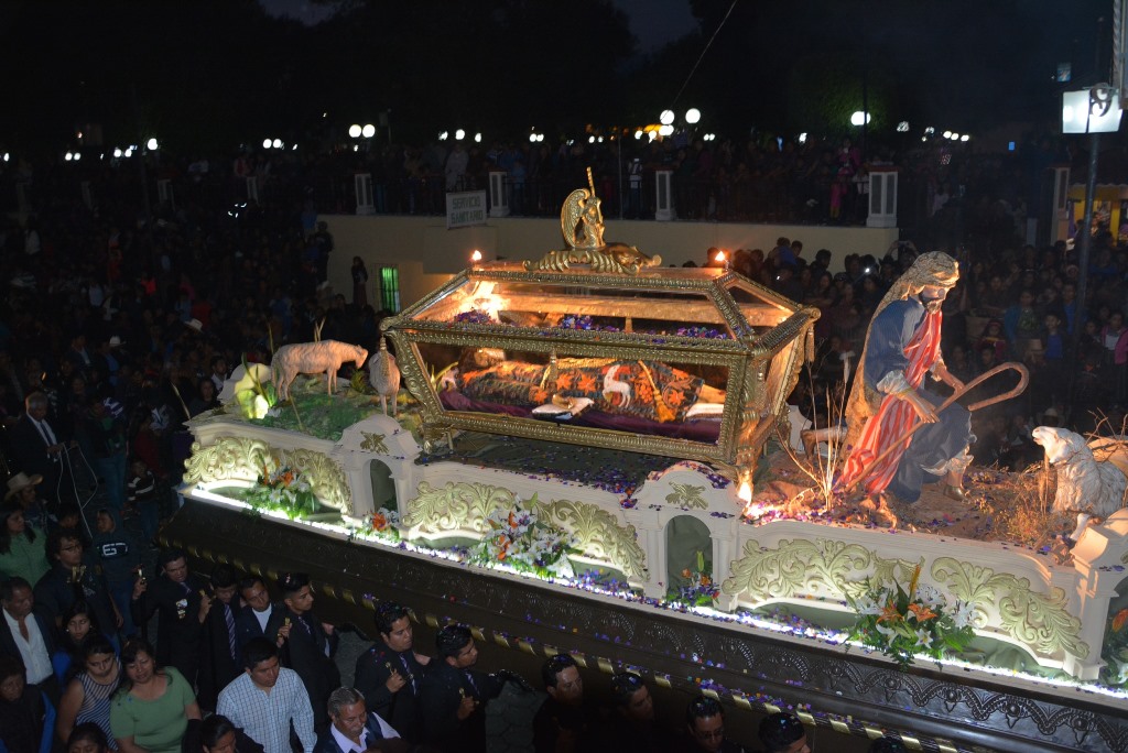 Procesión del Señor Sepultado recorre las principales calles de Sololá. (Foto Prensa Libre: Édgar René Sáenz)