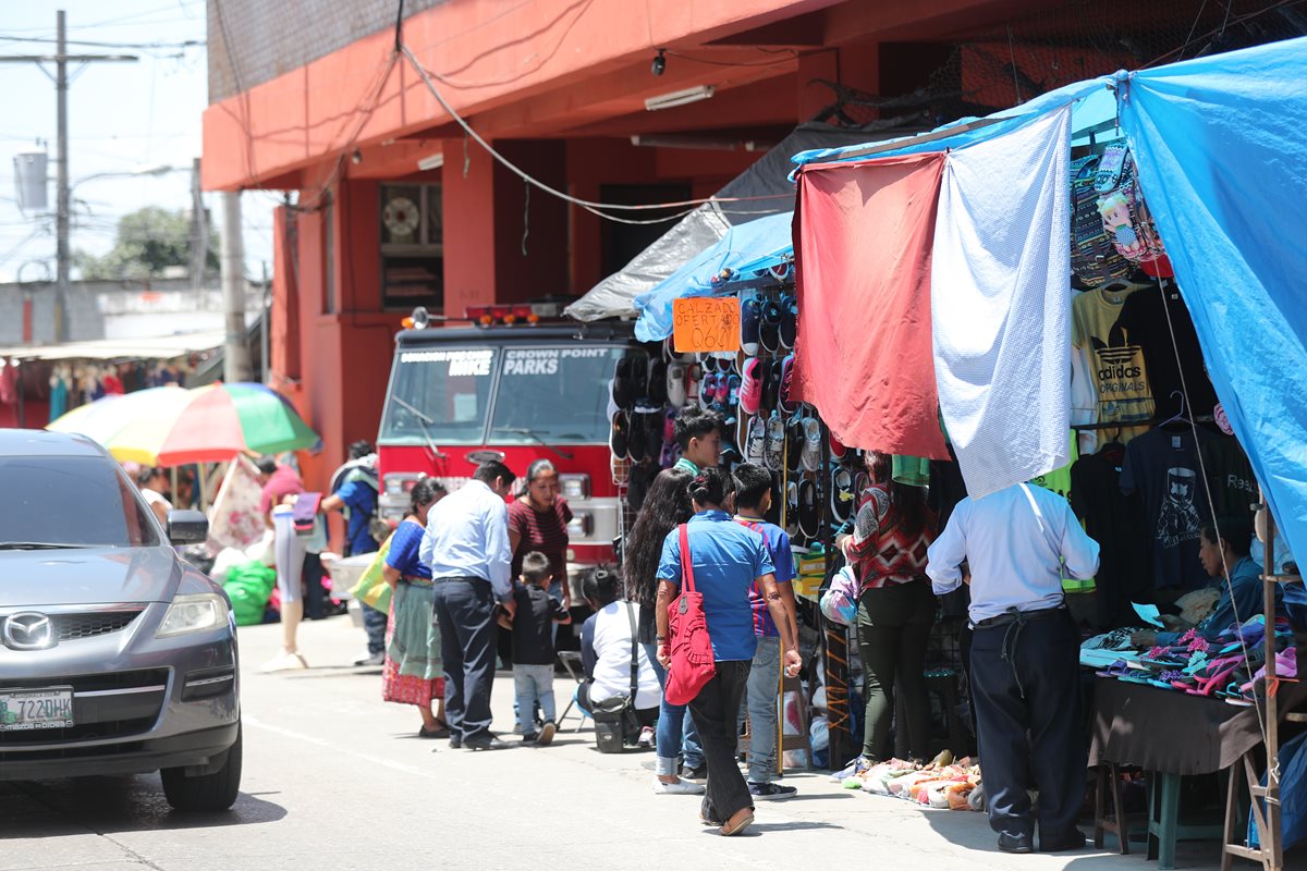 El desorden por las ventas, ubicadas alrededor del parque de Mixco, causa congestionamientos. (Foto Prensa Libre: Óscar Rivas)