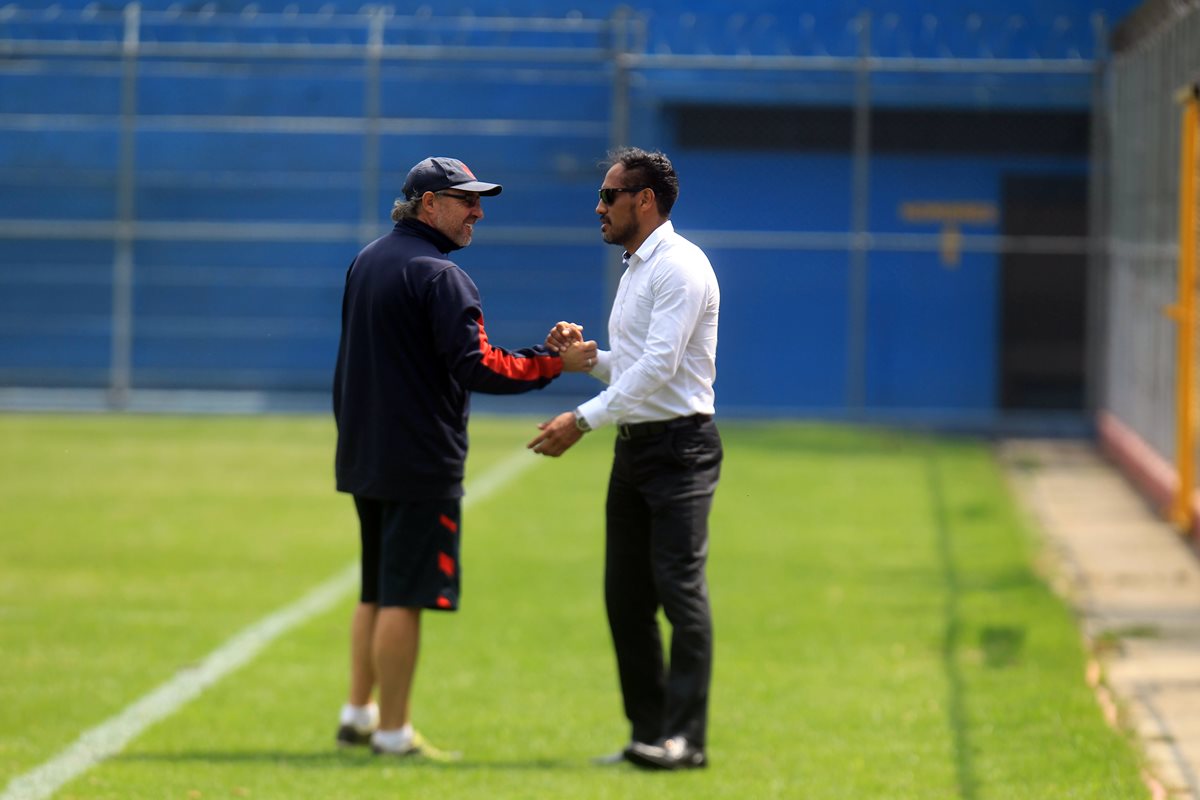 Gustavo Machaín —izquierda— y Selvin Ponciano, tuvieron una breve conversación ayer. (Foto Prensa Libre: Carlos Vicente)