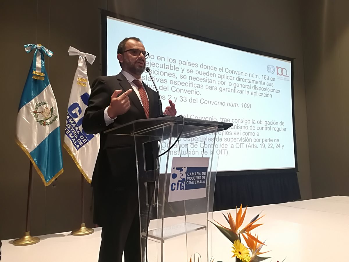 Hernán Coronado especialista de la OIT expuso en un foro los alcances del Convenio 169 sobre consulta a pueblos indígenas y recomendó institucionalizar el proceso. (Foto Prensa Libre: Urías Gamarro)