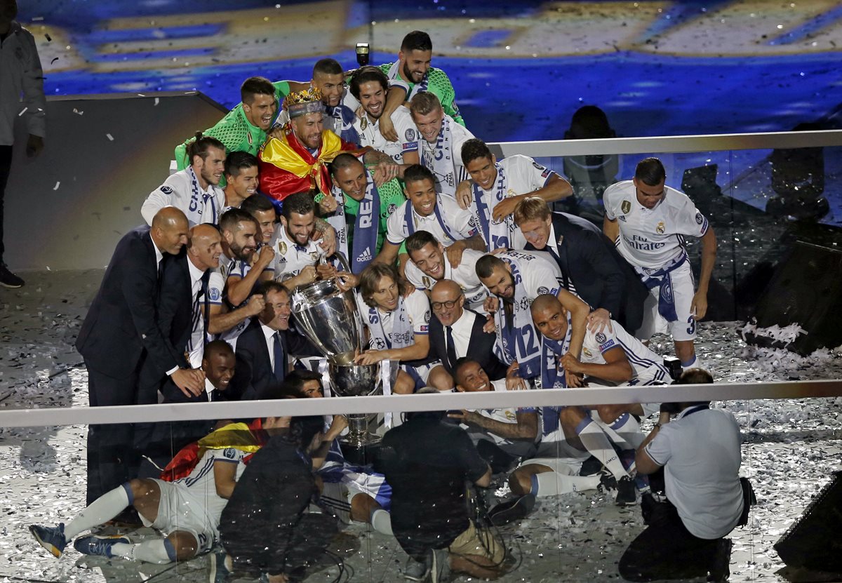 Los jugadores del Real Madrid, mostraron su duodécima Copa de Europa a sus aficionados en el estadio Santiago Bernábeu. (Foto Prensa Libre: AP)