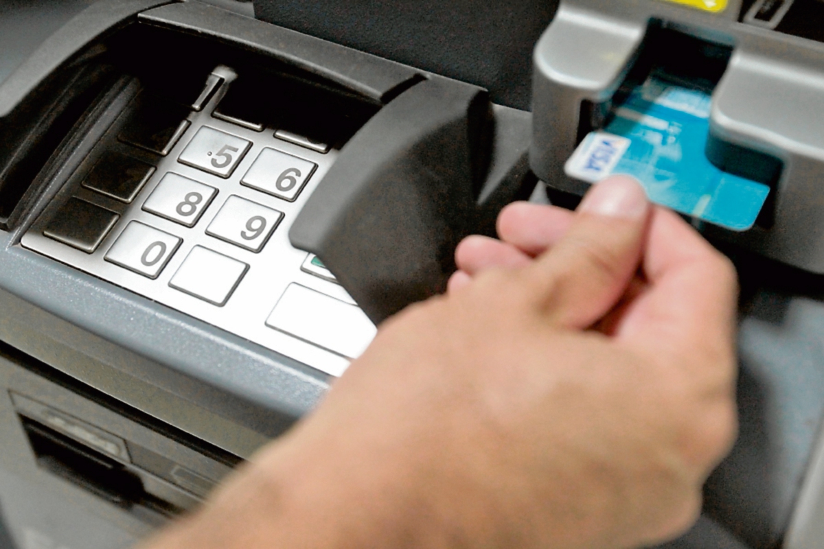 Los bancos del sistema nacional cuentan con una red amplia de lugares en donde se pueden hacer transacciones financieras. (Foto Prensa Libre: Paulo Raquec)