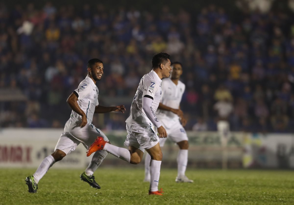 Robin Betancourth anotó un golazo de tiro libre contra Cobán Imperial. (Foto Prensa Libre: Francisco Sánchez)