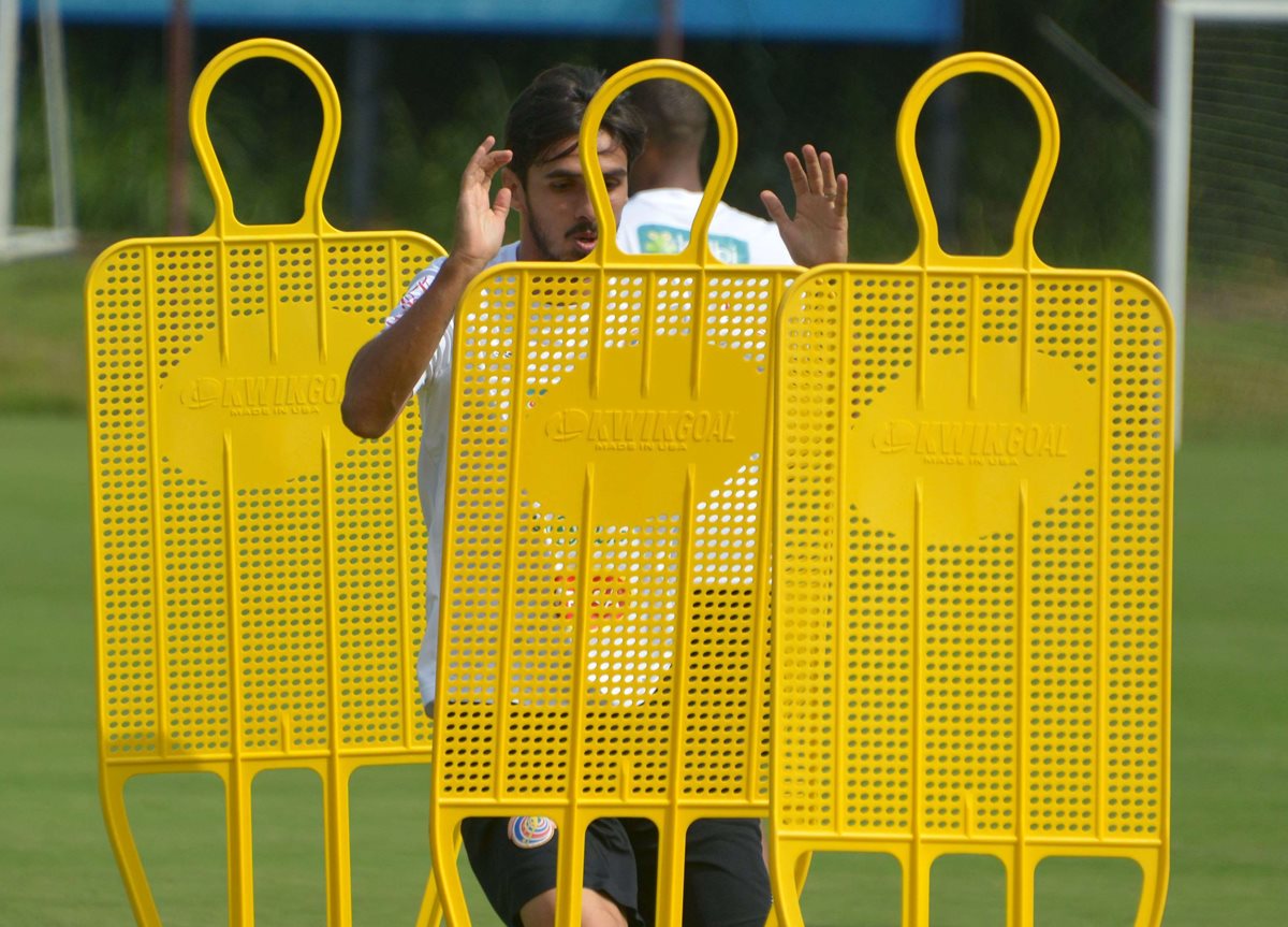 Bryan Ruiz se prepara para el enfrentamiento frente a Haití mañana en Costa Rica. (Foto Prensa Libre: AFP)