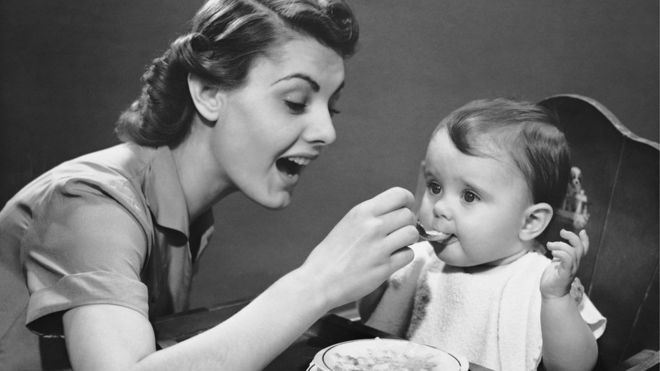 La imagen de las "súper mamás" y "súper papás" persigue a muchos en el proceso de crianza. GETTY IMAGES