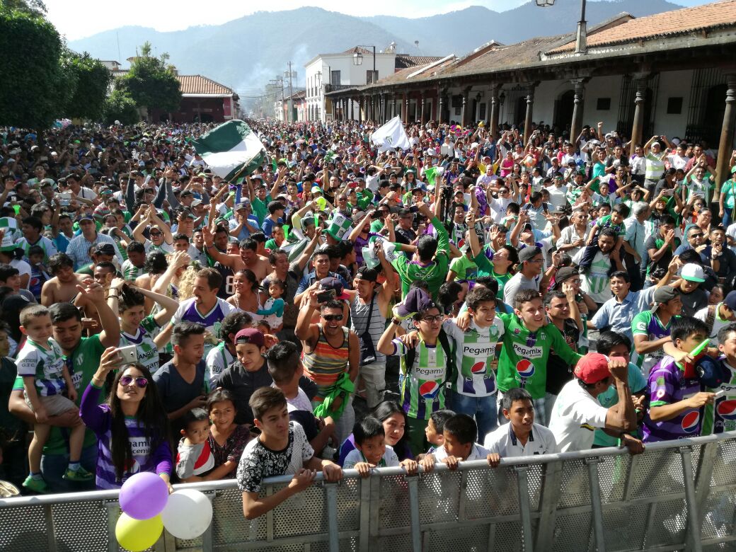 El parque Central fue el punto de reunión de los seguidores antigüeños. (Foto Prensa Libre: Miguel López)