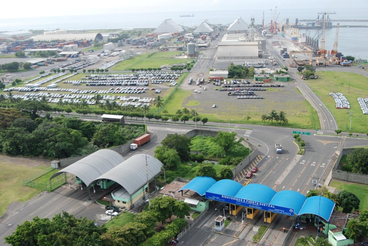 Una fracción de terreno de la EPQ se dio en usufructo a la firma Terminal de Contenedores Quetzal, negociación que fue avalada por varios funcionarios. (Foto Prensa Libre: Hemeroteca PL)