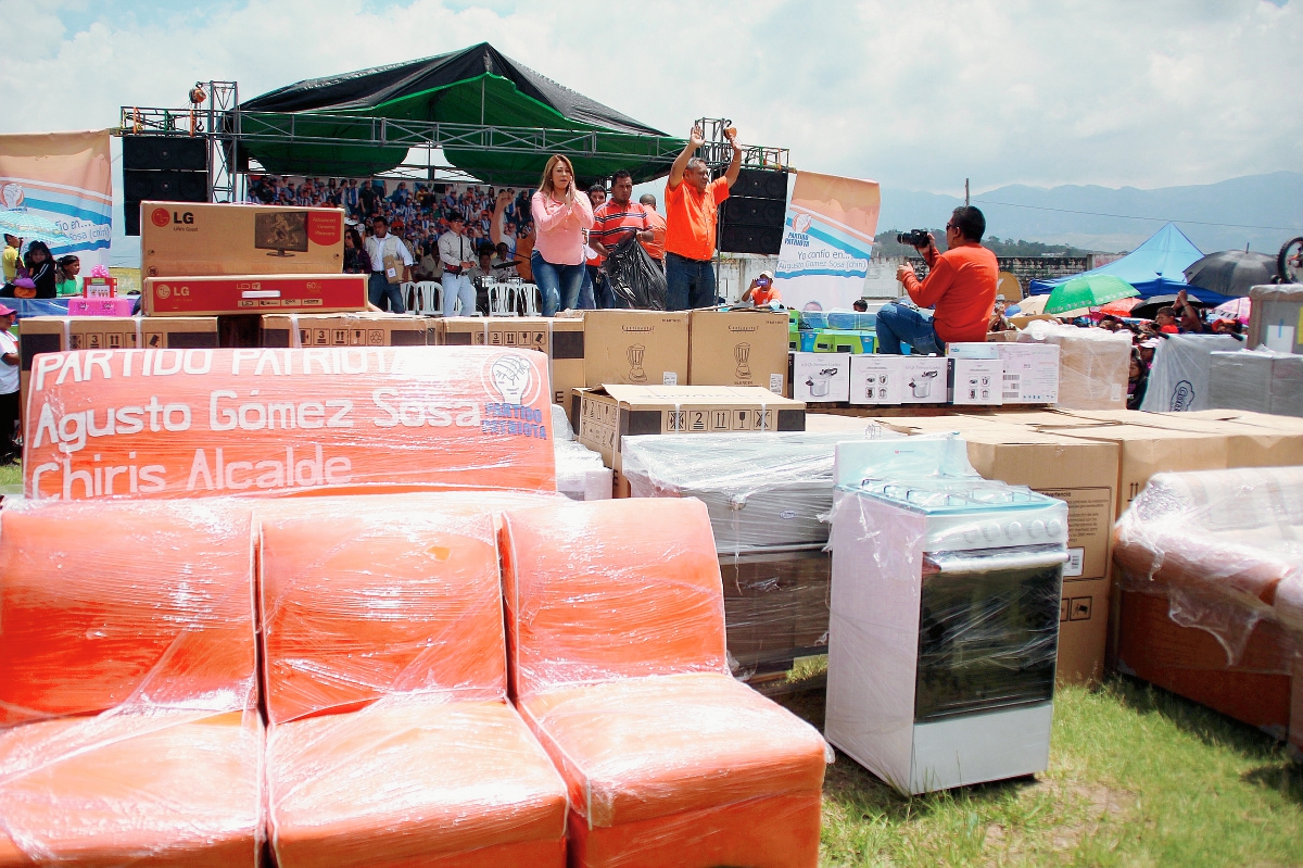 Augusto Gómez, alcalde de Huehuetenango, regaló Q125 mil en electrodomésticos durante su lanzamiento de campaña para la reelección. (Foto Prensa Libre: Mike Castillo)