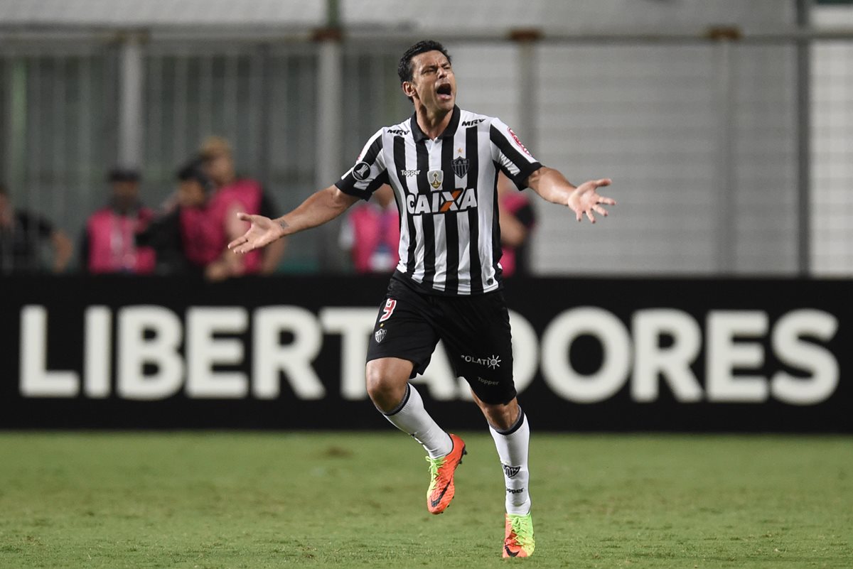 El delantero Fred celebra uno de sus cuatro goles anotados para el Atletico Mineiro en la victoria contra el Sport Boys en la Copa Libertadores. (Foto Prensa Libre: AFP)