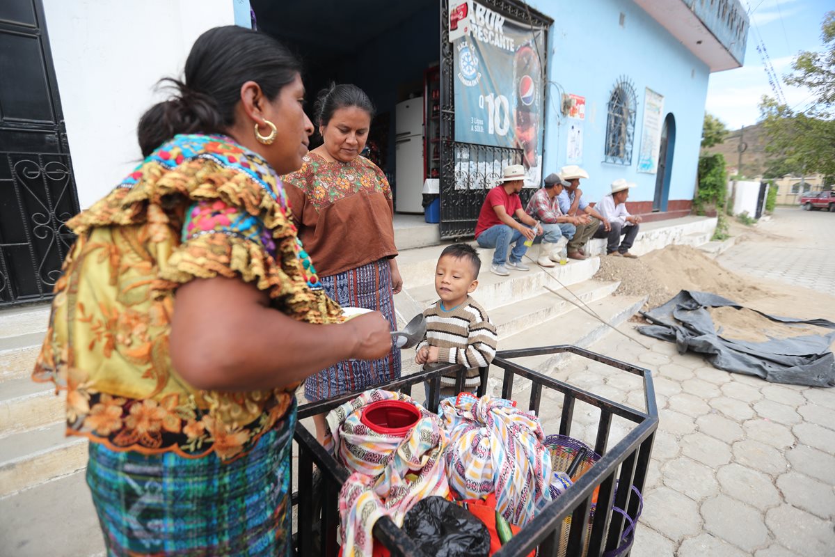 Brenda Jerónimo trabaja vendiendo atoles y tamales en el centro urbano de Cubulco. (Foto Prensa Libre: Erick Ávila)