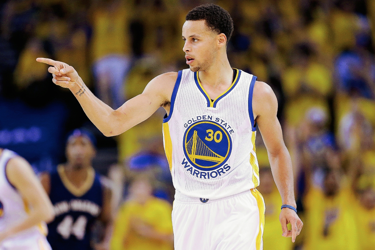 Stephen Curry de los Golden State Warriors donó una de sus camisetas de la final al centro memorial del mítico jugador croata Drazen Petrovic en Zagreb. (Foto Prensa Libre: AP)