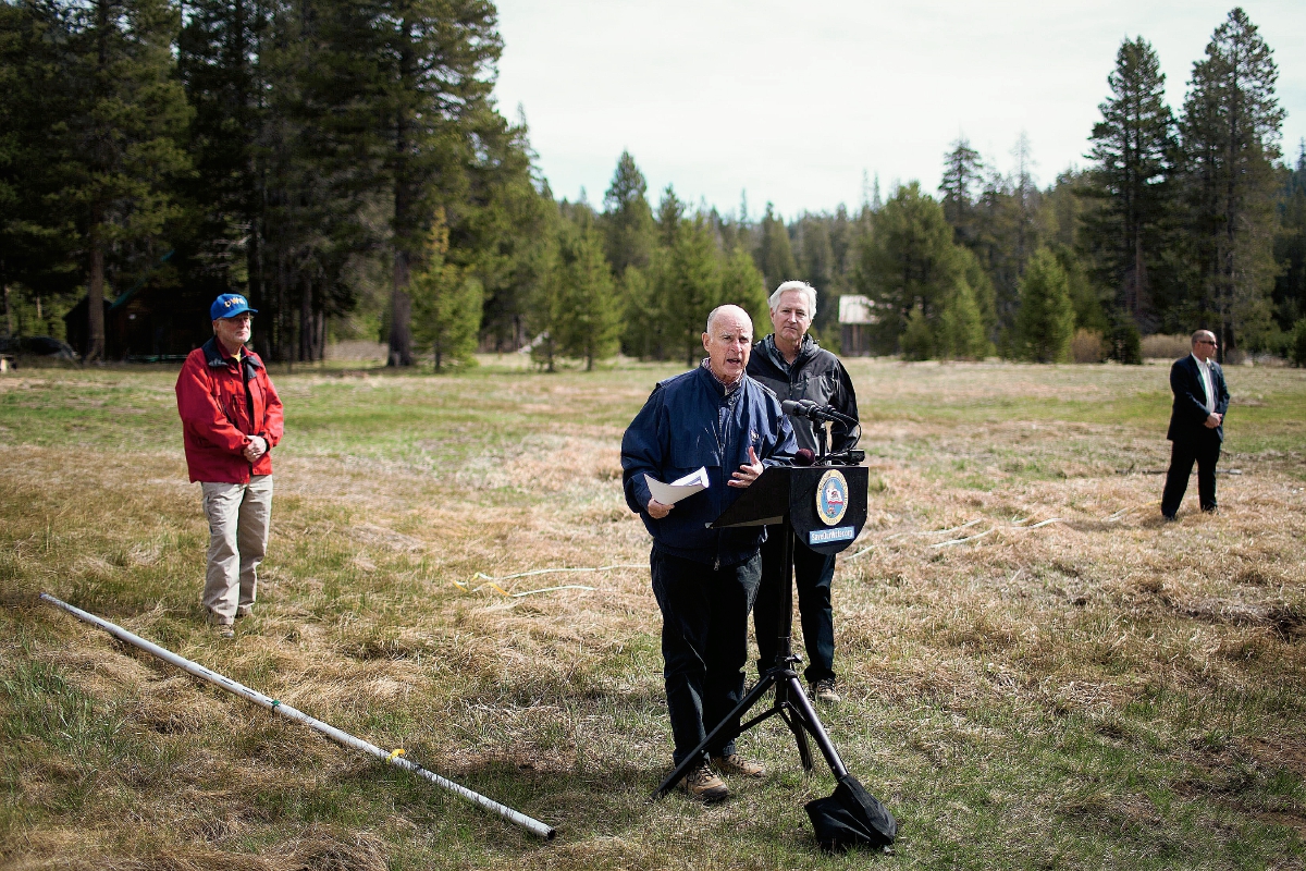 El gobernador de California, Jerry Brown, en el sitio de una encuesta manual de nieve. (Foto Prensa Libre: AFP).