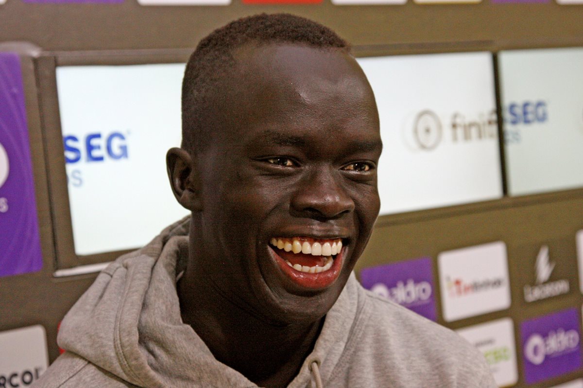 Awer Mabil es un futbolista de élite que sueña con hacer felices a los refugiados. (Foto Prensa Libre: EFE)