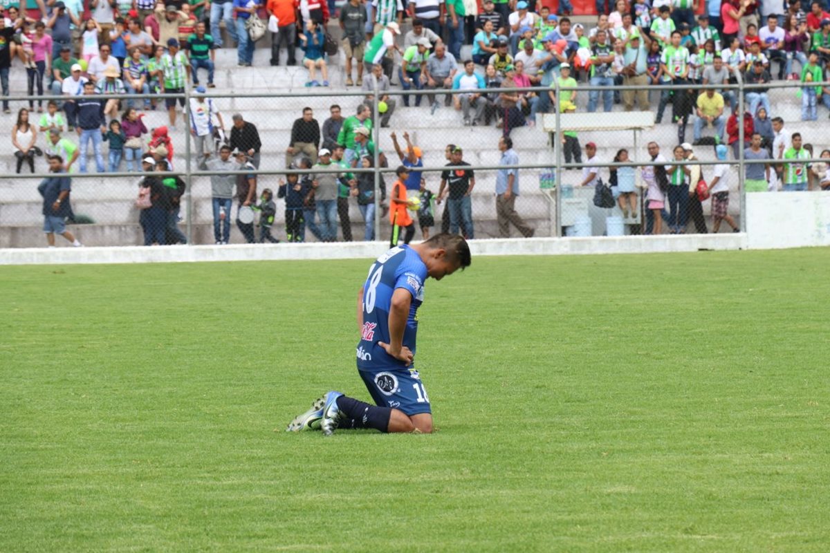 Wilson Morales se arrodilla al final del partido.