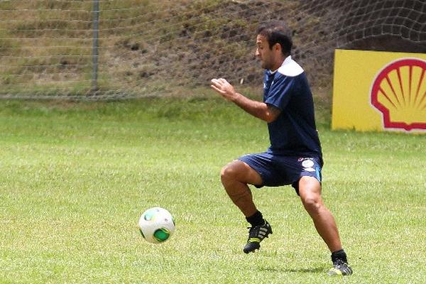 JOSÉ CONTRERAS domina el balón, durante el entrenamiento de la Sele en el Proyecto Goal.