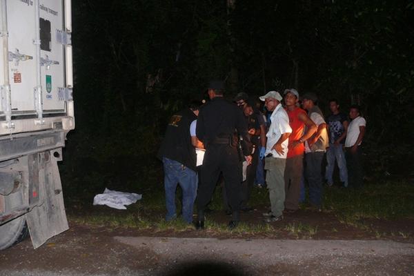 Peritos del Ministerio Público recaban información en el lugar del accidente, donde murieron tres mujeres, en Morales, Izabal. (Foto Prensa Libre: Edwin Perdomo)<br _mce_bogus="1"/>