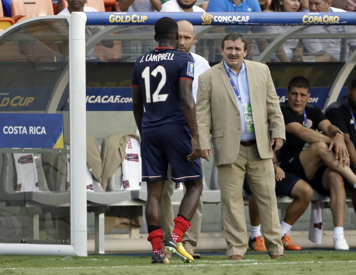 El técnico tico Oscar Ramírez observa a Joel Campbell que sale lesionado.