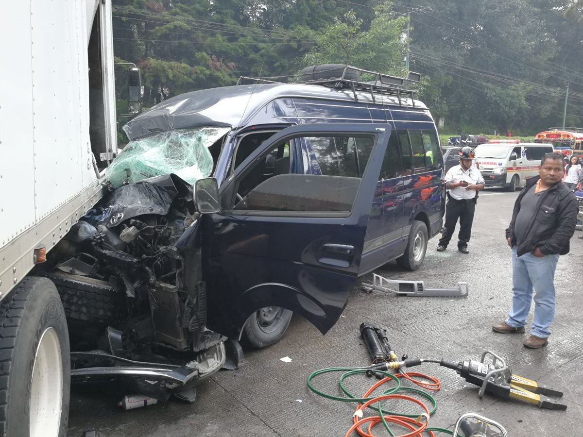 Varios heridos fueron auxiliados por accidente en jurisdicción de San Lucas, Sacatepéquez. (Foto Prensa Libre: César Pérez)