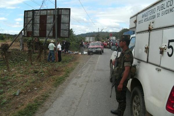 Escena del triple crimen contra dos hermanos y un primo, en Los Amates, Izabal.