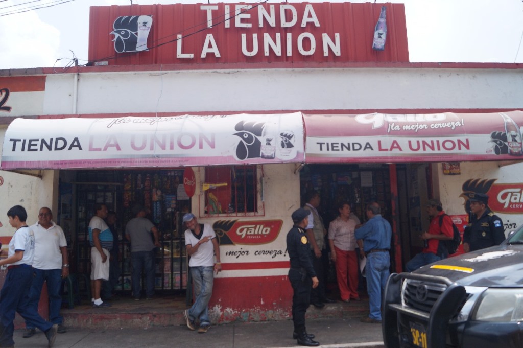 Las autoridades supervisan que en tiendas no se vendan bebidas alcohólicas a adultos ni a menores. (Foto Prensa Libre: Enrique Paredes)