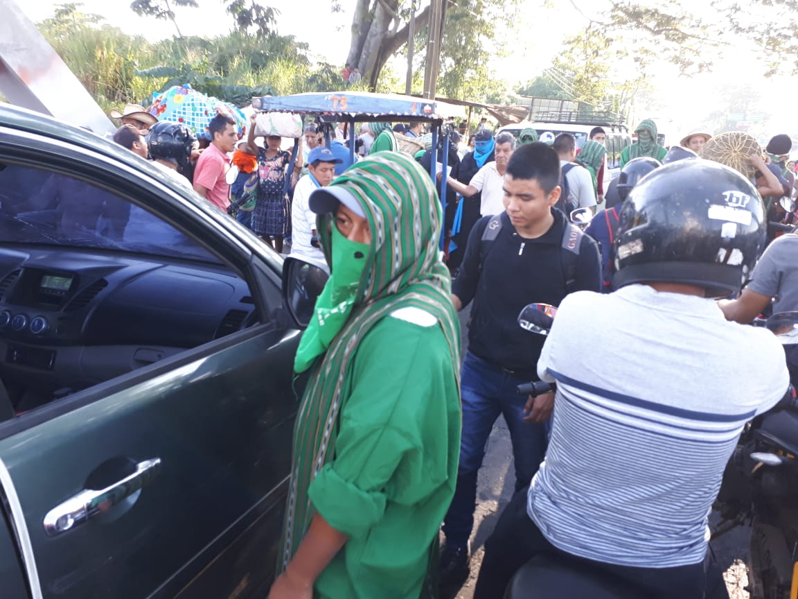 Universitarios de Quetzaltenango y Suchitepéquez bloquean el paso por el puente Castillo Armas, en Retalhuleu. (Foto Prensa Libre: Rolando Miranda)