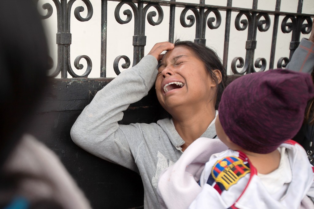 La muerte 34 niñas en el Hogar Seguro desata críticas contra las instituciones a cargo y el Gobierno. (Foto Prensa Libre: AP)