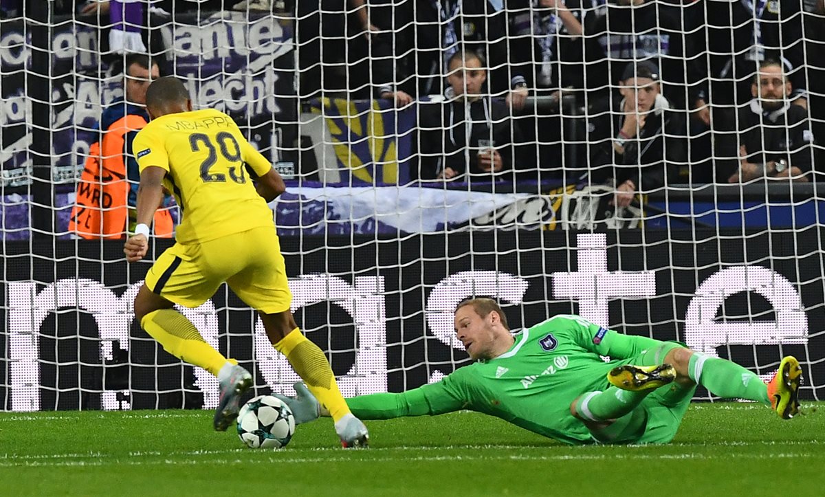 Kilyan Mbappé elude al portero del Anderlecht para el 1-0 a favor del PSG. (Foto Prensa Libre: AFP)