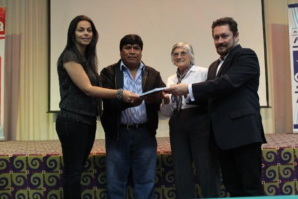 entrega oficial  de cuadernillo, en Sololá.