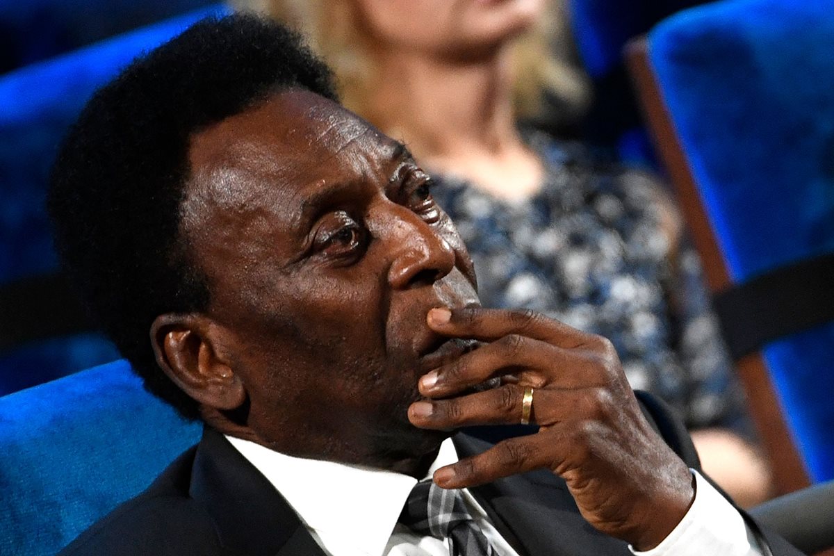 El astro brasileño Pelé estuvo presente durante el sorteo en Rusia. (Foto Prensa Libre: AFP).