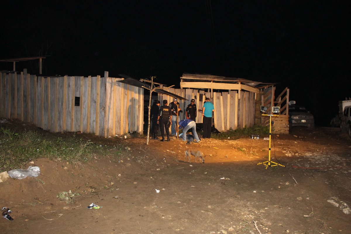 Investigadores policiales examinan la escena del crimen, donde un hombre murió a balazos en Dolores, Petén. (Foto Prensa Libre: Walfredo Obando)