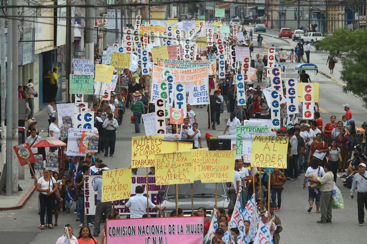 Guatemaltecos marchan por la avenida Bolivar en conmemoración de la Revolución de 1944. (Foto Prensa Libre: Álvaro Interiano)