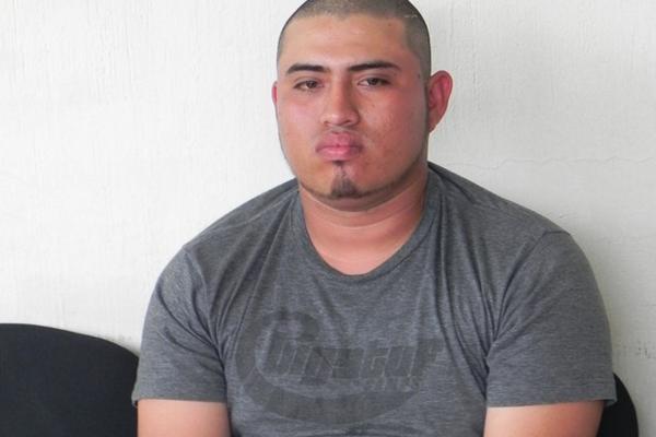 Sergio Rafael López Durán, de 22 años, fue detenido en Los Amates, Izabal, con dos adolescentes que llevaba hacia Petén. (Foto Prensa Libre: José López)