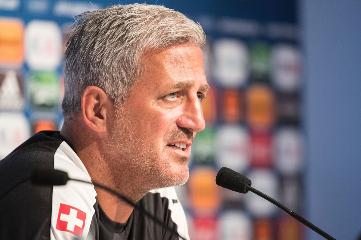 El técnico de Suiza Vladimir Petkovic durante la conferencia de prensa en Saint-Etienne. (Foto Prensa Libre: AFP)