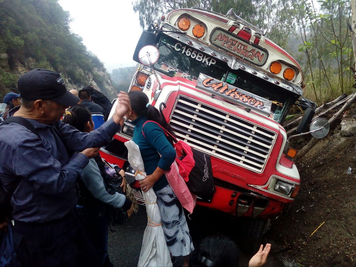 Autobús involucrado en accidente de tránsito en la cuesta de Villalobos, donde se reportó que varias personas resultaron heridas. (Foto Prensa Libre: Dalia Santos)