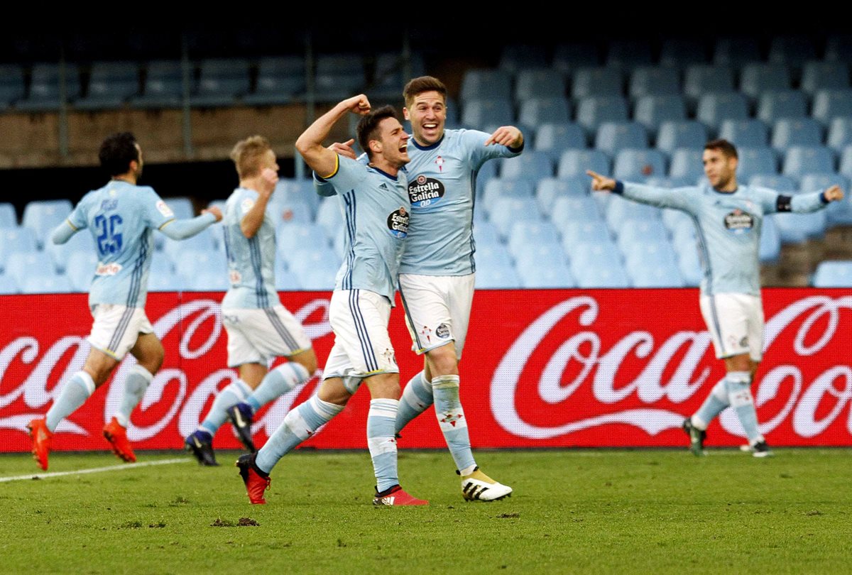 ENemanja Radoja celebra con su compañero, el gol marcado ante el Alavés. (Foto Prensa Libre: EFE)