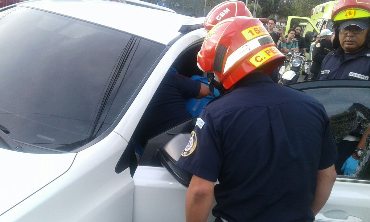 Socorristas permanecen en la escena del crimen. (Foto: Bomberos Municipales)