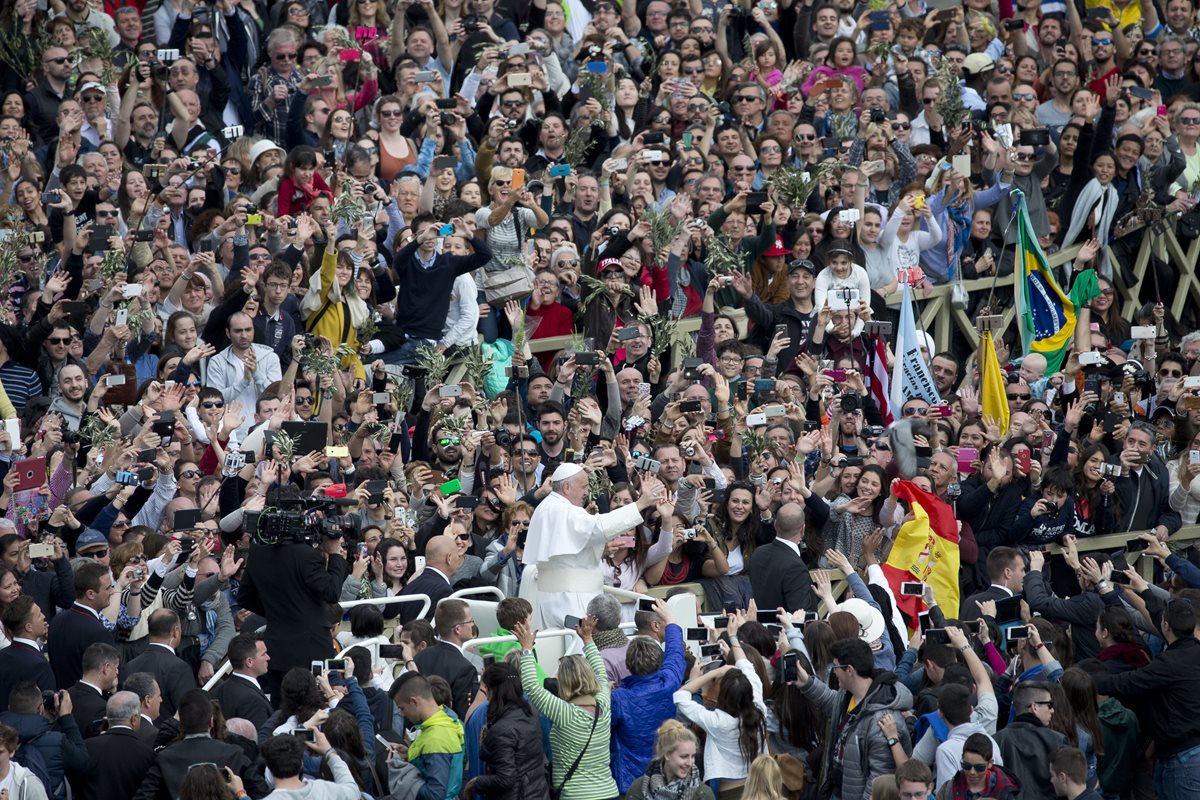 El Papa abre la Semana Santa con ceremonia multitudinaria en la Palza de San Pedro. (Foto Prensa Libre: AFP)