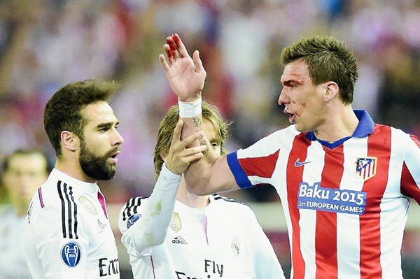 Mario Mandzukic discute con Dani Carvajal luego de las faltas cometidas por el español sobre el croata. (Foto Prensa Libre: AFP).