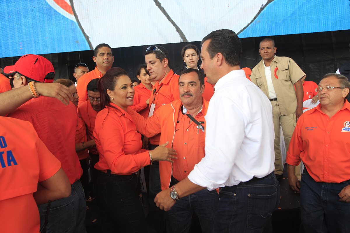 La entonces vicepresidenta Roxana Baldetti, durante una actividad en la Plaza de la Constitución. (Foto Prensa Libre: Hemeroteca PL)