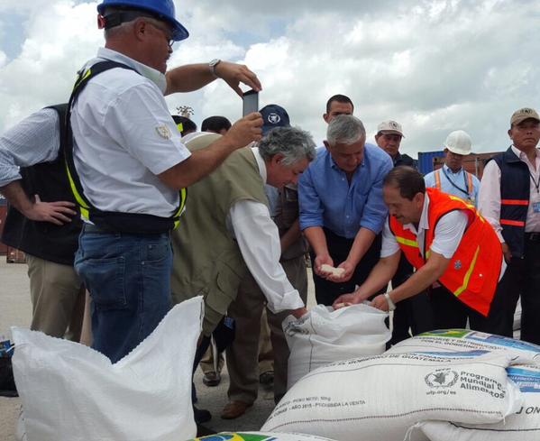 Los alimentos donados por Brasil serán entregados a familias afectadas por sequía. (Foto Prensa Libre: Cortesía Presidencia)