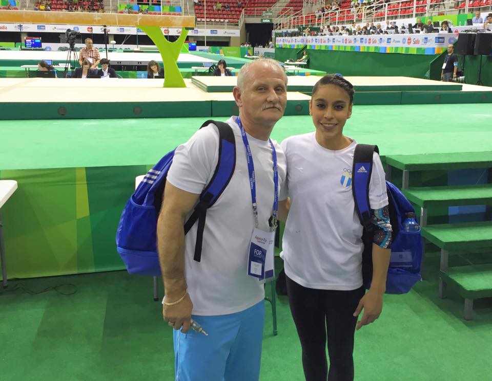La gimnasta Sofía Gómez y su entrenador Adrian Boboc se muestran felices, luego de conseguir el pase a los Juegos Olímpicos de Río de Janeiro. (Foto Prensa Libre: Tomado del Facebook de Ana Sofía Gómez)