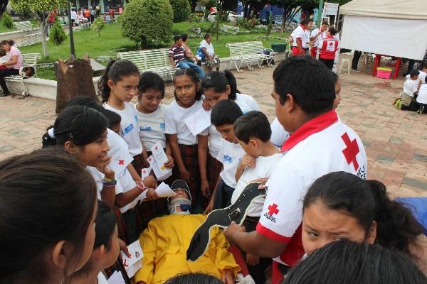 Niños ven  cómo se atiende una emergencia.