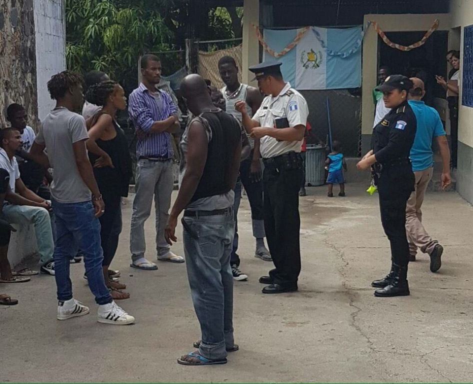 Algunos de los extranjeros localizados en el autobús que se dirigía a la cabecera de Chiquimula. (Foto Prensa Libre: Edwin Paxtor).