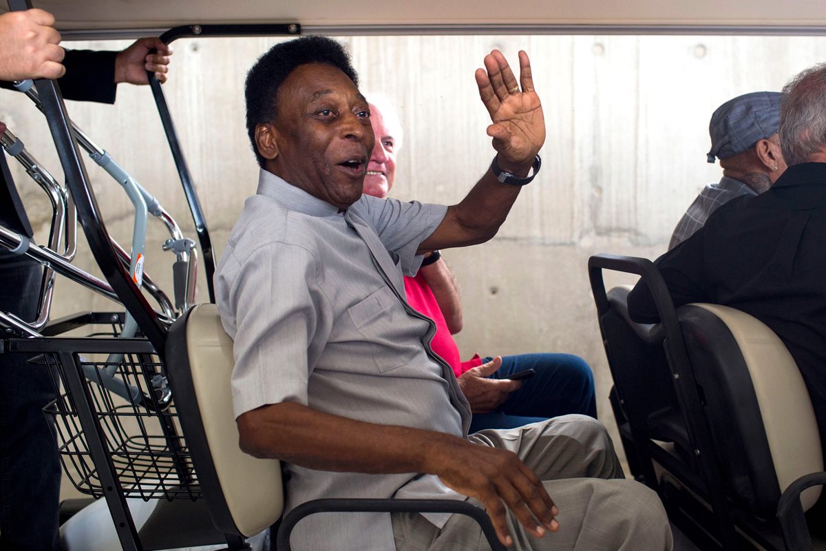 Pelé saluda a su llegada al acto de inauguración. (Foto Prensa Libre: AFP)