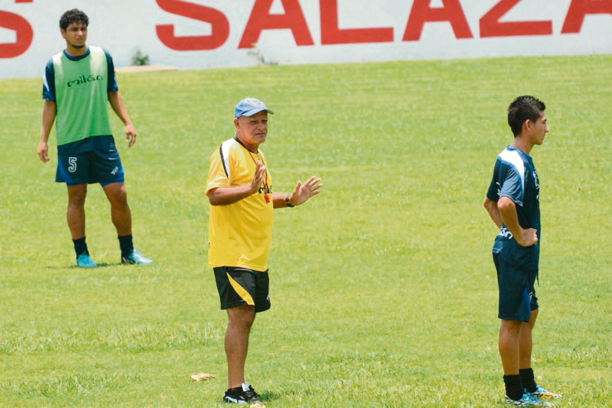 El estratega de Suchitepéquez, Wálter Enrique Claverí, se dirige a sus pupilos en el estadio Carlos Salazar, de Mazatenango. (Foto Prensa Libre: Omar Méndez)