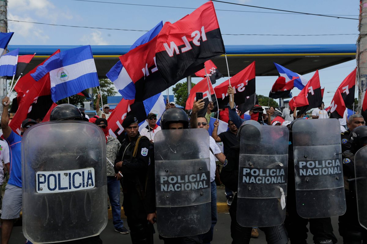 Sandinistas se hicieron presentes en la marcha (Foto Prensa Libre: AFP)